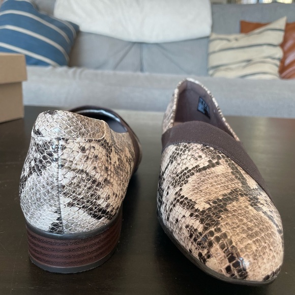Clarks Taupe Snake Flats 8.5W - Picture 6 of 8